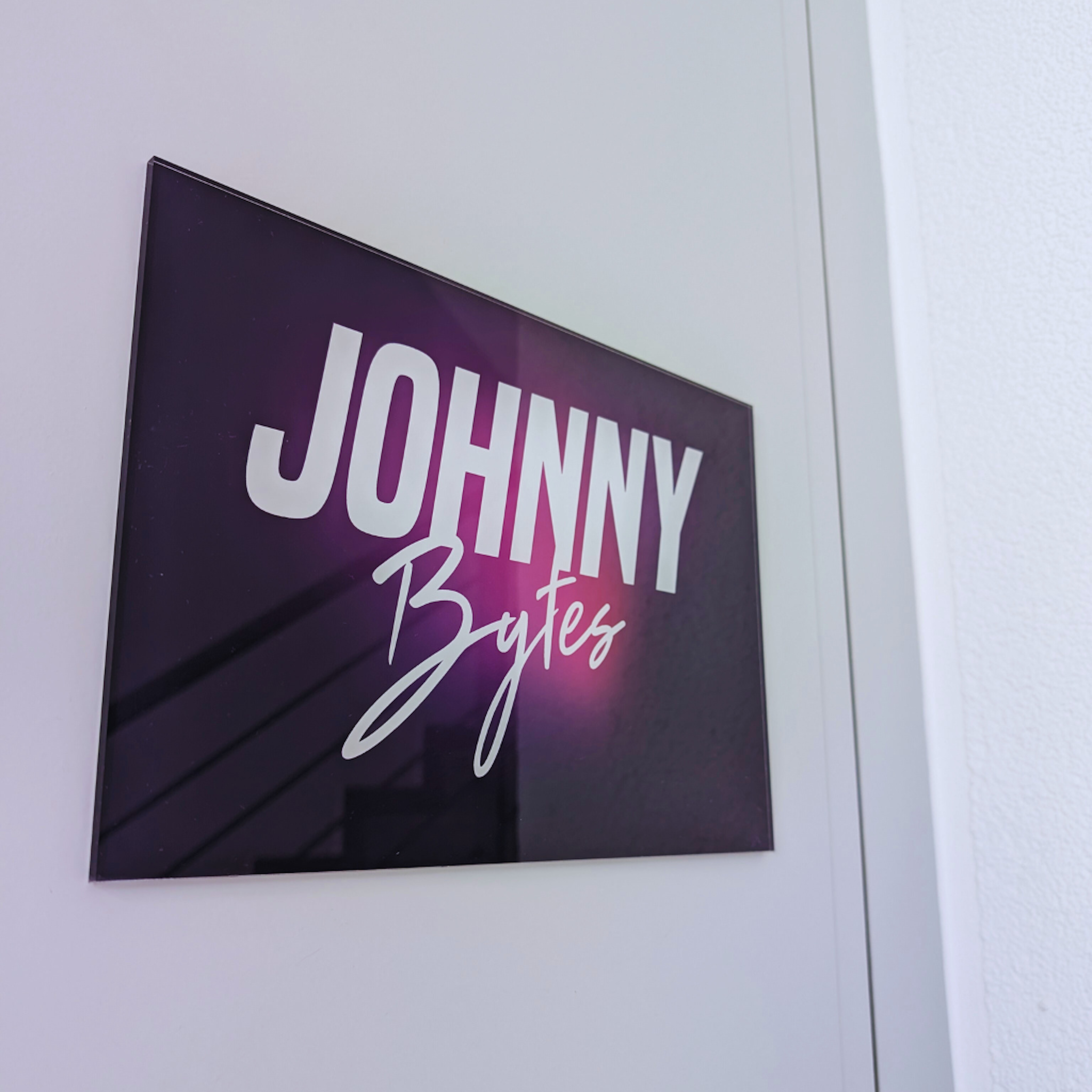 Foto des Schilds vom Johnny Bytes Büro. 